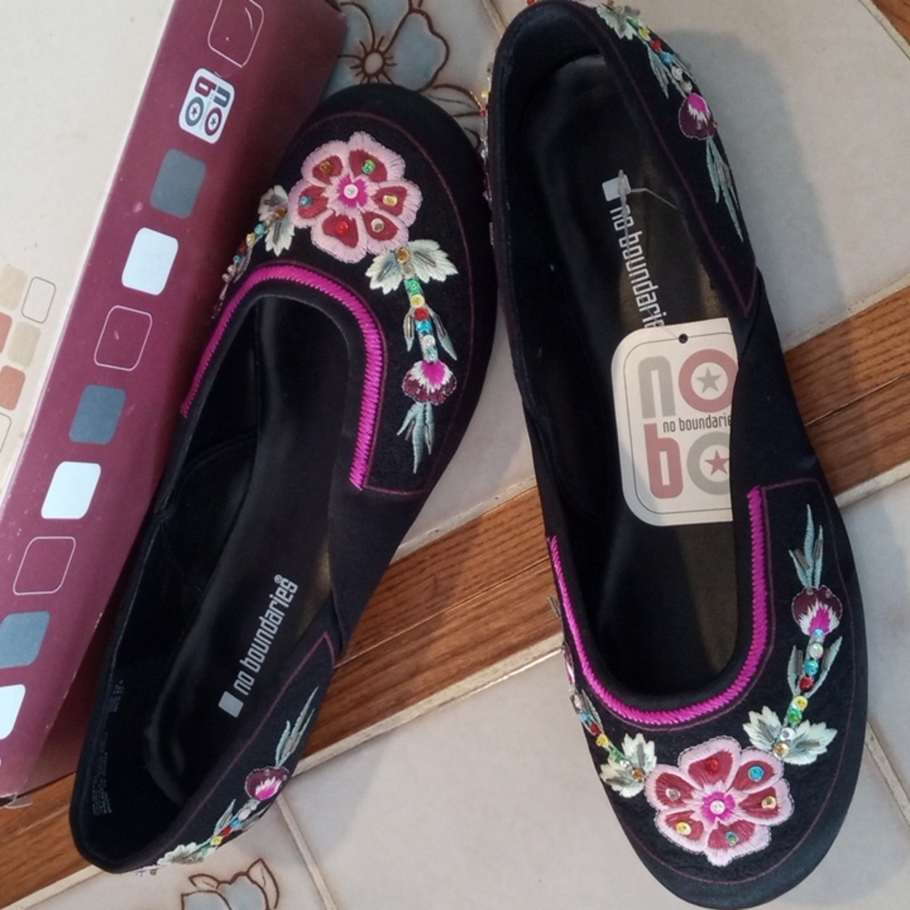No Boundaries Embroidered Black Flats size 10